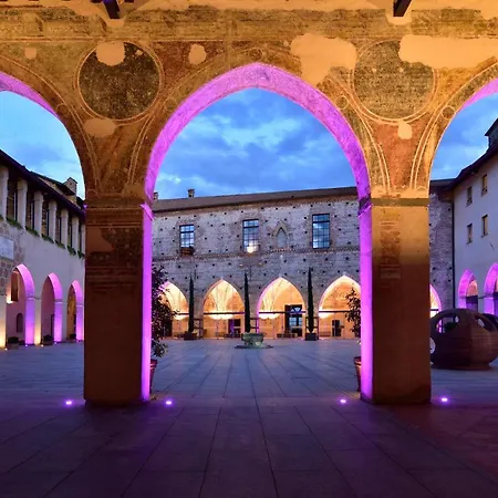 Otel Castello Visconteo Cassano dʼAdda